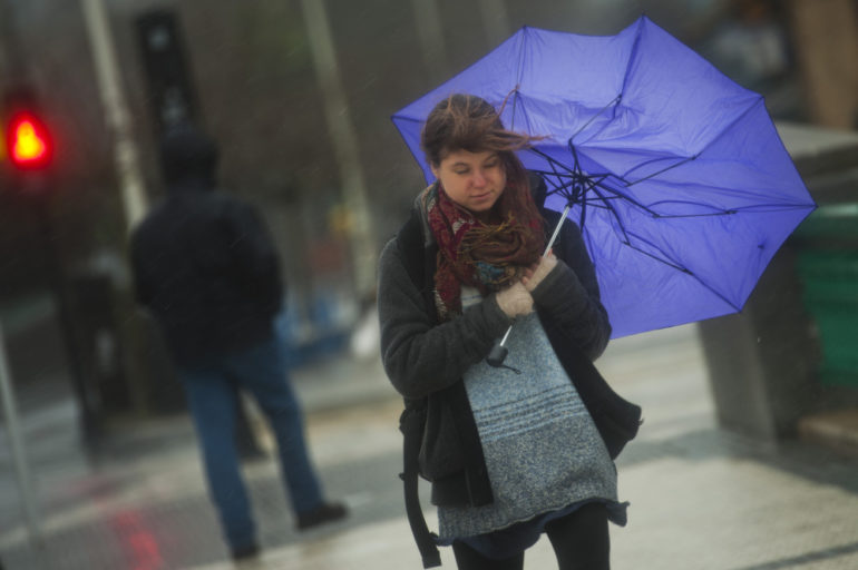 Silný vietor a žena s dáždnikom