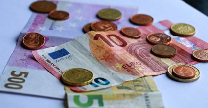 V Čechách narastie takmer o 200 eur, Slováci zostali sklamaní. Európsky parlament schválil pravidlá pre minimálnu mzdu
