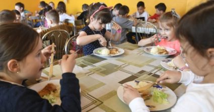 Od mája sa opäť zavádzajú obedy zadarmo v školách. Rodičia musia splniť túto podmienku