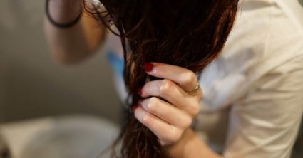 Doteraz ste si čelenku na vlasy dávali zle: Žena zverejnila video, po ktorom mnohé len krútia hlavou