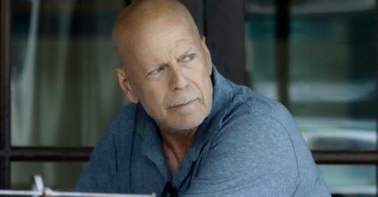 Bruce Willis sa po dlhšej dobe objavil na verejnosti. Takto vyzerajú jeho dni na hereckom dôchodku