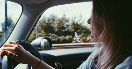 Štúdia prišla na závažné zistenia: Ženy uviaznu po nehode v aute oveľa častejšie ako muži