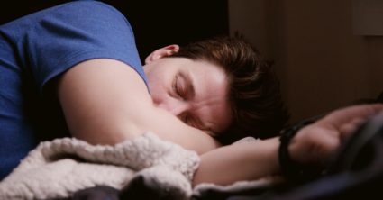 Zvyknete spávať pri svetle či zapnutej televízii? Vedci pre vás majú varovanie, ktoré vás donúti okamžite prestať