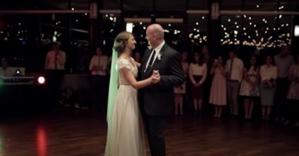 Svadobné video otca s dcérou sa stalo hitom internetu: Takéto prekvapenie svadobní hostia nečakali