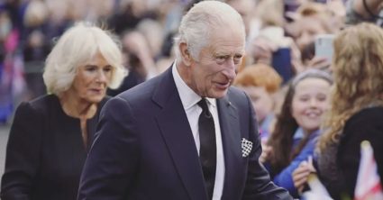 Kráľ Karol pri príležitosti smutného výročia prehovoril na verejnosti. Zverejnil tiež krásnu fotografiu kráľovnej Alžbety
