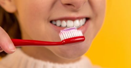Celý život sme si zuby umývali zle. Dentistka upozornila na bežné chyby, ktoré robíme a vôbec si ich neuvedomujeme