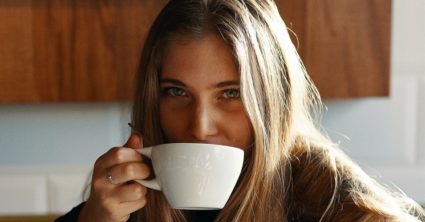 Psychológ prezradil, ako môžete dostať v kaviarni kávu zadarmo. Stačí, keď budete mať na sebe túto farbu
