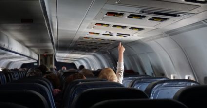 Keď ľudia videli, čo robí v lietadle, neverili vlastným očiam. Drzosť tejto ženy nepozná hraníc
