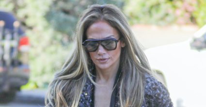 Jennifer Lopez schytala poriadnu dávku kritiky. Môže za to jeden odvážny outfit, ktorý jej vraj vôbec nevyšiel