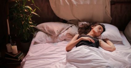 Muž odmieta spať s manželkou v jednej posteli. Skrýva sa za tým poriadne nechutný dôvod