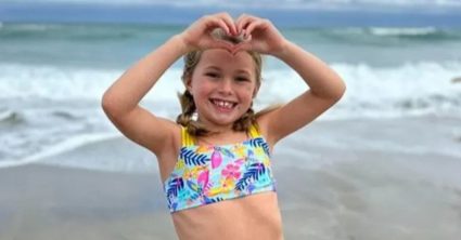 Súrodenci sa hrali na pláži a ani jeden netušil, že je to naposledy. 7-ročné dievčatko pochovala jama v piesku