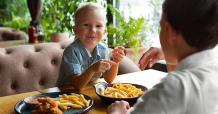 Rodičia, ktorých deti sa vedia „správať“, dostanú v tejto reštaurácii zľavu. Vyvolali tým zmiešané reakcie
