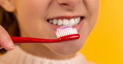 Umývať si zuby pred alebo až po raňajkách? Odborníci konečne prišli s jednoznačnou odpoveďou